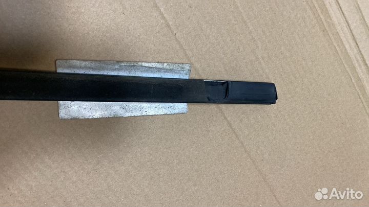 Молдинг стекла двери заднего левого Porsche Cayenn