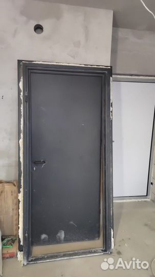 Дверь входная металлическая от застройщика