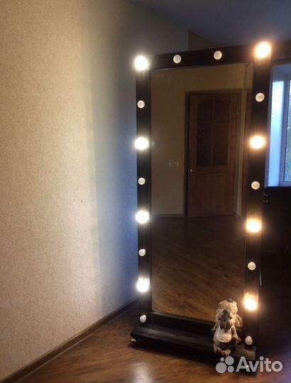 Гримерное зеркало с лампочками