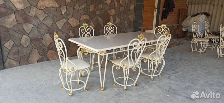 Кухонный стол и стулья