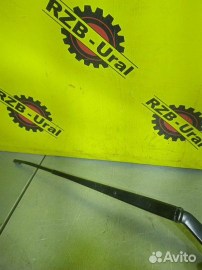 Поводок стеклоочистителя передний правый Nissan