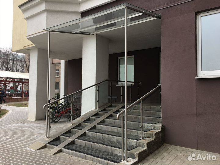 Стеклянный козырек над входом