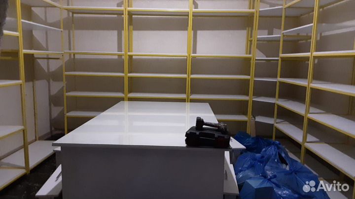 Стол и полки