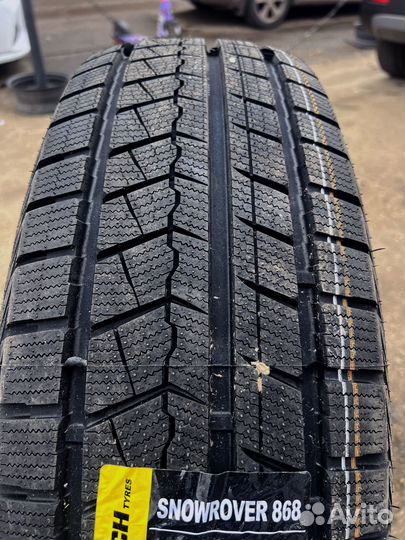 Roadmarch Snowrover 868 235/45 R18 130T