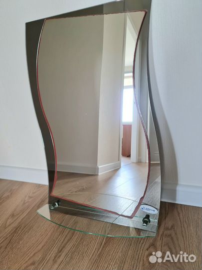 Зеркало в ванную с полочкой