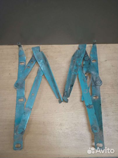 Петля капота Mercedes W638 Vito Мерседес 638