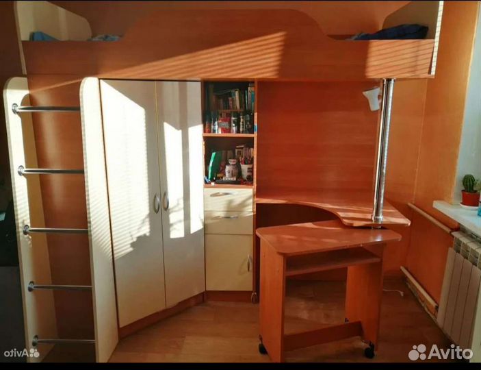 Детская кровать-чердак со столом и шкафом