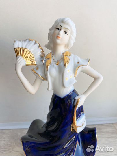 Статуэтка фарфоровая девушка с веером