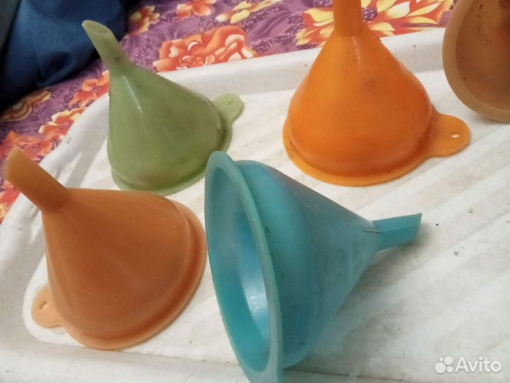 Воронки абсолютно новые - пластик