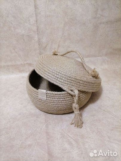 Корзина с крышкой Meri с кисточкой