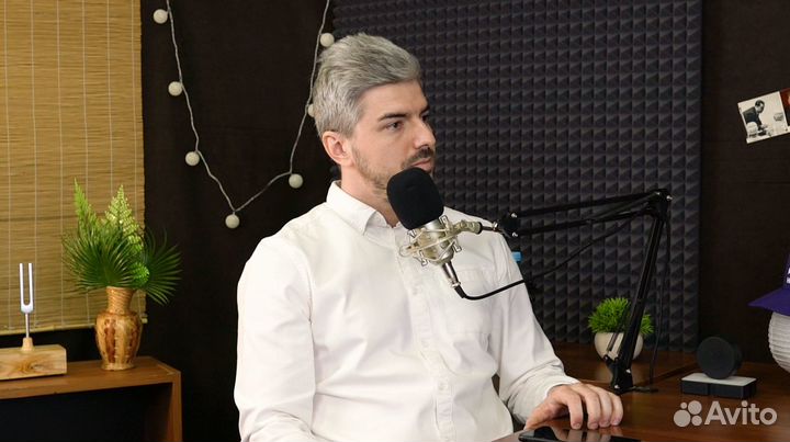 Видеостудия подкастов. Съемка интервью. Оператор