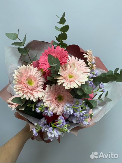 Микс из ярких гербер и маттиолы с эвкалиптом