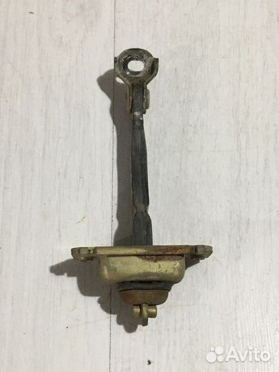 Ограничитель двери mazda 6 GG 2.0 мт седан