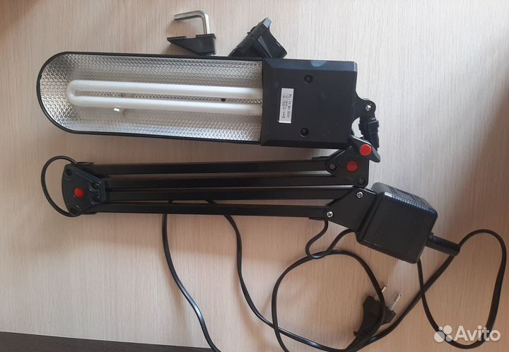 Лампа настольная (светильник)на струбцине