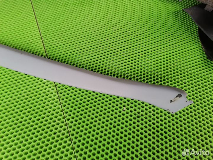 Обшивка крышки багажника Тойота Ипсум М10