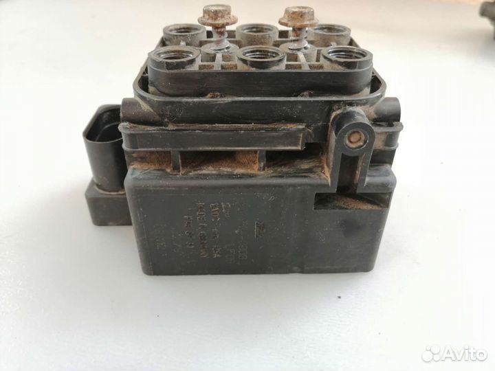 Блок клапанов пневмоподвески Volkswagen Touareg