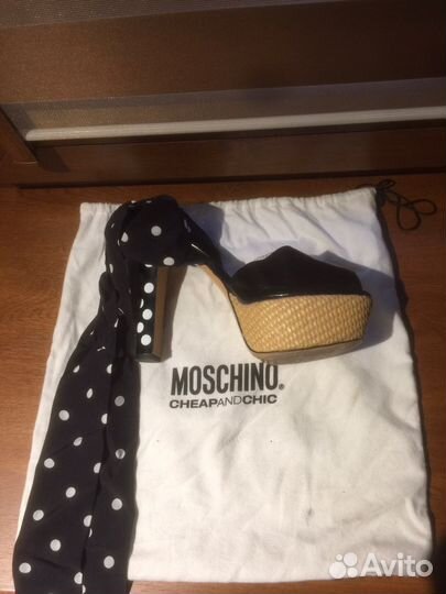 Босоножки Moschino