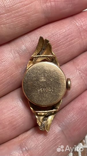 Золотые часы с бриллиантами