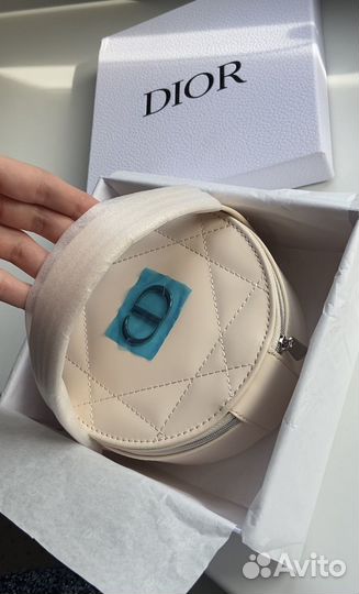 Круглая косметичка Dior светло-бежевого цвета