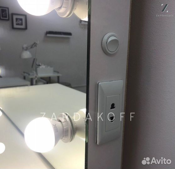 Туалетный столик и гримерное зеркало с подсветкой