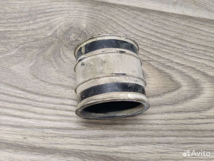 Патрубок воздушного фильтра Toyota LC200