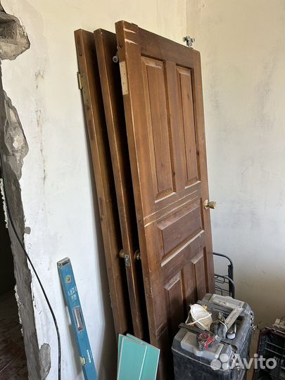 Двери межкомнатные из массива