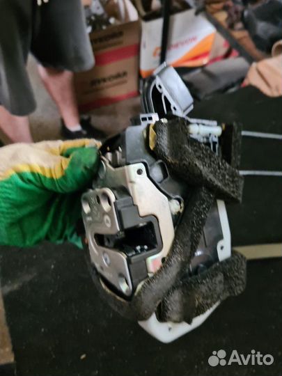 Замок боковой двери передний правый Nissan Juke