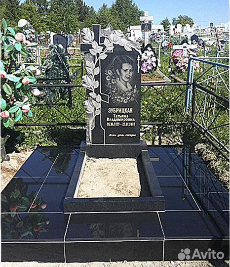 Стеллы из черного гранита на заказ