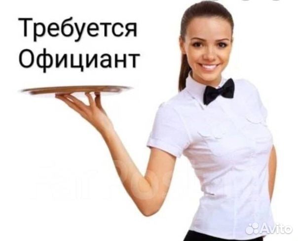 Официант в кафе