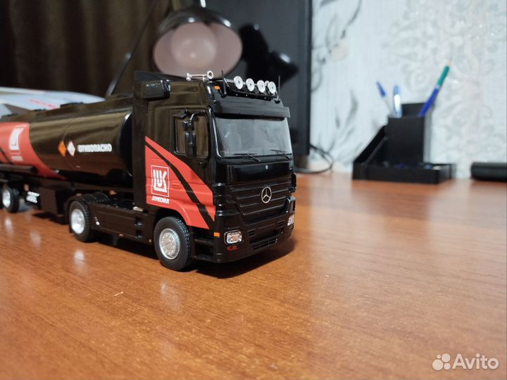 Моделька 1:43 Мерседес actros Genesis (Лукойл)
