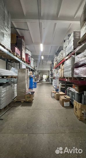 Вешало для одежды с колесами