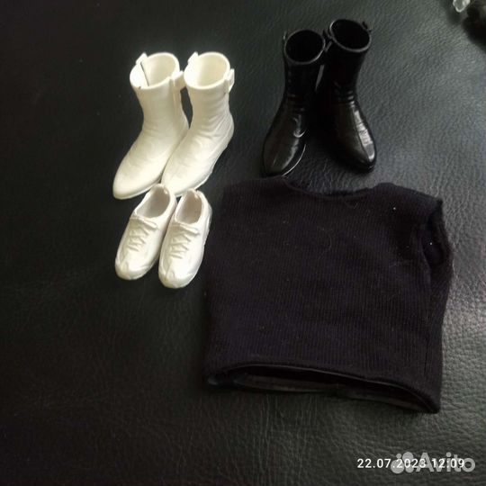 Лот обуви и аксессуаров для куклы барби и кена