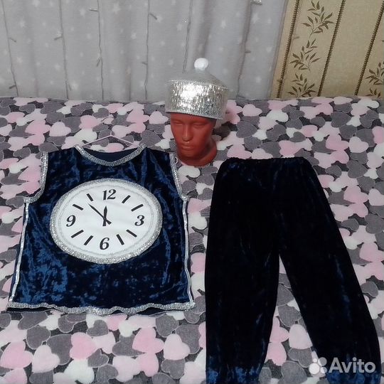 Костюмы часов и Санты на прокат