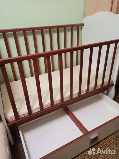 Детская кроватка с маятником и ящиком