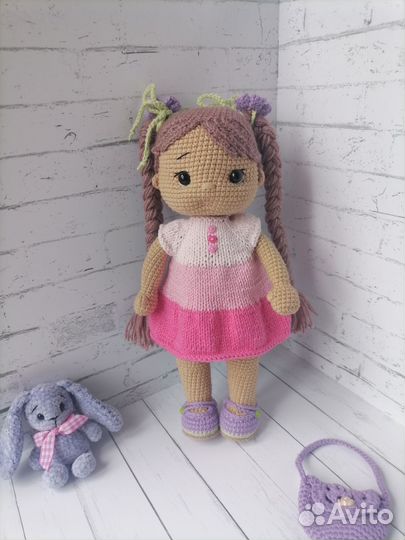 Вязаная кукла с нарядами