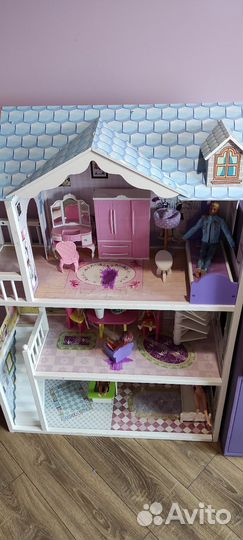 Большой кукольный домик с мебелью