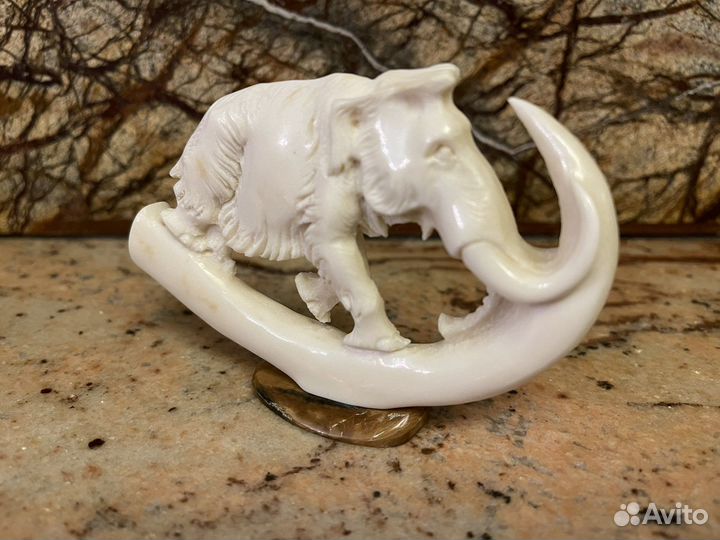 Мамонт на бивне