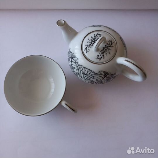 Заварочный чайник и чашка чайная