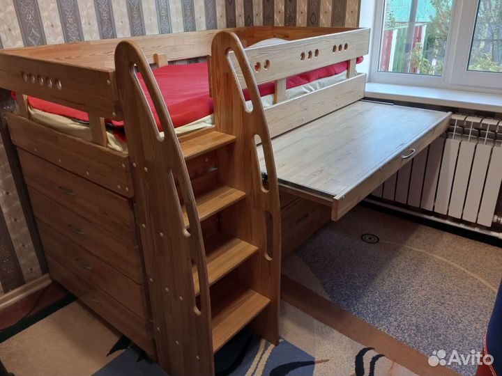 Кровать-чердак с комодом и выдвижным столом