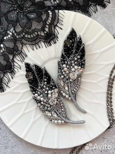 Женская брошь Перо ручной работы