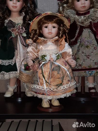 Кукла фарфоровая