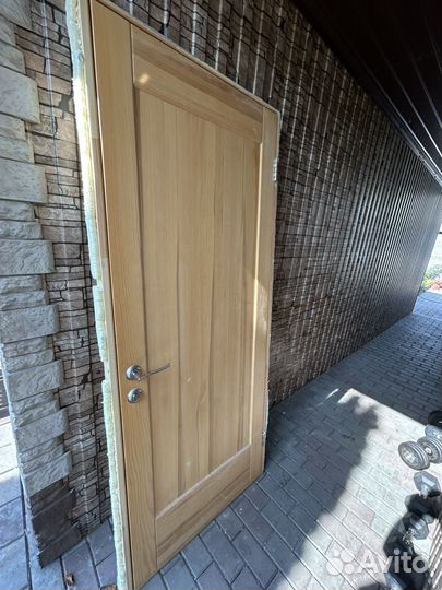 Дверь деревянная в сборе