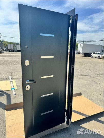 Дверь входная металлическая с зеркалом новая