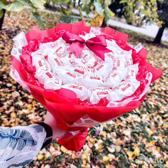 Сладкий букет из зефира киндеров жевачек love is