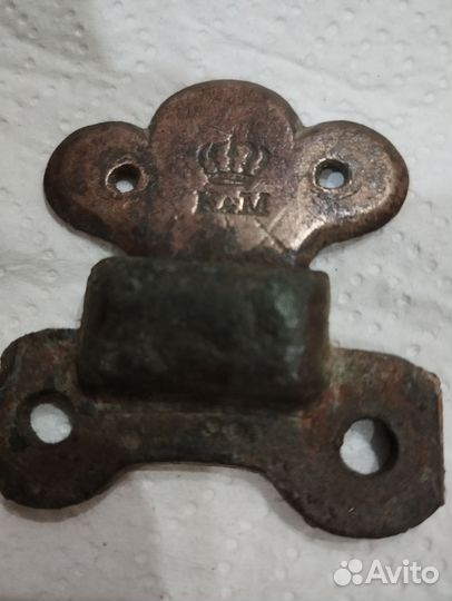 Бронзовая застёжка, на дер., сундук с клеймом