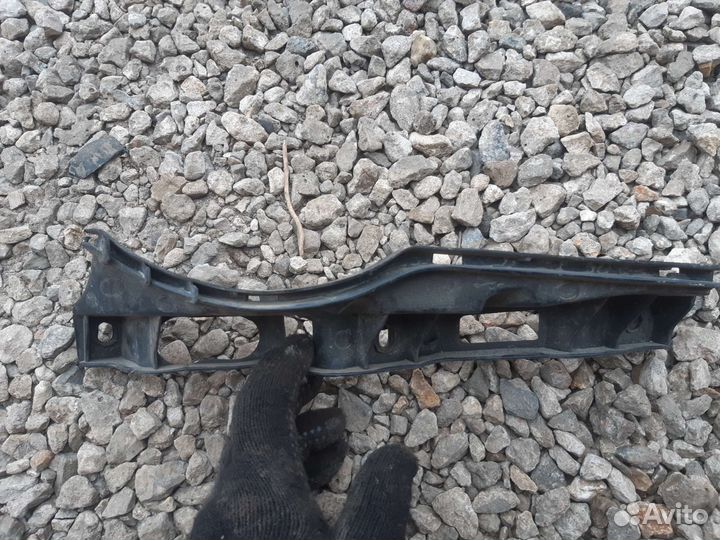 Крепление фары правое пассат б6