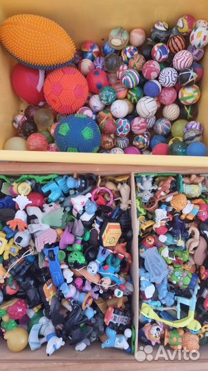 Игрушки киндер и прыгуы
