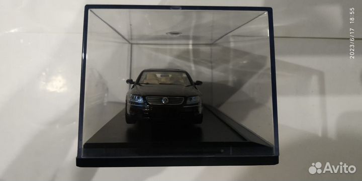 Модель авто VW Phaeton 2002 1:43 от Minichamps