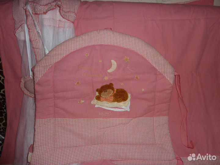 Продам комплект в кроватку для девочки