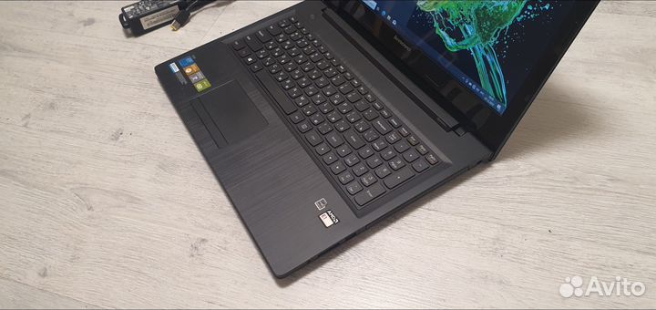 Почти новый мультимедиа ноутбук Lenovo 8+SSD